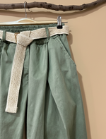 Cargue la imagen en el visor de la galería,Calças verde sálvia - detalhe cintura
