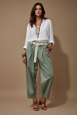 Cargue la imagen en el visor de la galería,Calças baggy c/ pregas e cinto COURTNEY
