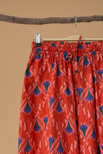 Carregar imagem no visualizador da galeria, Calças vermelhas ikat - detalhe cintura
