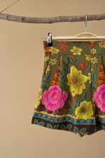 Carregar imagem no visualizador da galeria, Calções Florais - Detalhe
