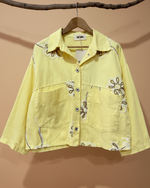 Carregar imagem no visualizador da galeria, Camisa amarela bordada - vista frontal completa
