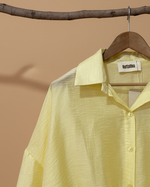 Carregar imagem no visualizador da galeria, Camisa amarelo limão - detalhe gola, etiqueta e botões
