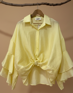 Carregar imagem no visualizador da galeria, Camisa amarelo limão - vista frontal com nó e mangas em camadas
