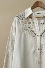 Carregar imagem no visualizador da galeria, Camisa bege - detalhe da gola e renda
