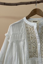 Carregar imagem no visualizador da galeria, Camisa bordada branca - detalhe bordado

