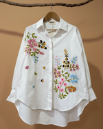 Carregar imagem no visualizador da galeria, Camisa bordada com fundo bege profissional
