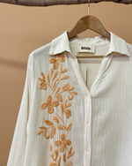 Carregar imagem no visualizador da galeria, Camisa bordada com fundo de estúdio bege - detalhe
