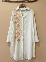 Carregar imagem no visualizador da galeria, Camisa bordada com fundo de estúdio bege - frontal
