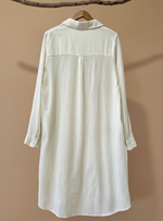 Carregar imagem no visualizador da galeria, Camisa bordada com fundo de estúdio bege - traseira
