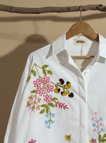 Carregar imagem no visualizador da galeria, Camisa bordada detalhe com fundo bege profissional
