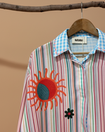 Carregar imagem no visualizador da galeria, Camisa bordada - detalhe frontal com sol
