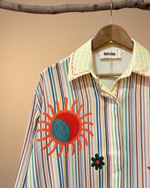 Carregar imagem no visualizador da galeria, Camisa bordada - detalhe frontal superior
