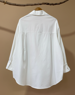 Carregar imagem no visualizador da galeria, Camisa bordada traseira com fundo bege profissional
