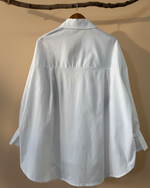 Carregar imagem no visualizador da galeria, Camisa branca bordados — costas
