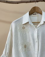 Load image in the gallery viewer,Camisa branca bordados - detalhe
