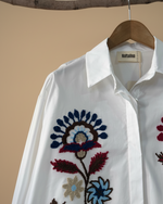 Carregar imagem no visualizador da galeria, Camisa branca bordados — detalhe
