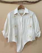 Load image in the gallery viewer,Camisa branca bordados - frente aberta
