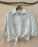 Load image in the gallery viewer,Camisa branca bordados - frente nó
