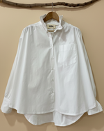 Carregar imagem no visualizador da galeria, Camisa branca - fundo bege
