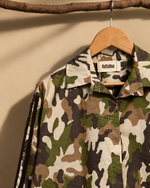Carica l'immagine nel visualizzatore della galleria,Camisa camo - detalhe colarinho
