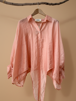 Carregar imagem no visualizador da galeria, Camisa coral - vista frontal com fundo bege
