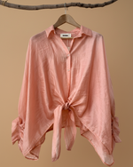 Carregar imagem no visualizador da galeria, Camisa coral - vista frontal com laço com fundo bege
