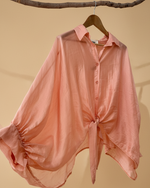 Carregar imagem no visualizador da galeria, Camisa coral - vista lateral com fundo bege
