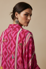 Carregar imagem no visualizador da galeria, Camisa ikat rosa - costas bordados corrigidos

