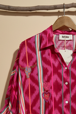 Carregar imagem no visualizador da galeria, Camisa ikat rosa - detalhe
