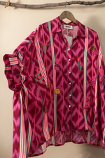 Carregar imagem no visualizador da galeria, Camisa ikat rosa - foto 3 corrigida
