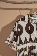 Carica l'immagine nel visualizzatore della galleria,Camisa ikat verde detalhe
