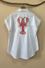 Load image in the gallery viewer,Camisa lagosta costas — fundo estúdio bege
