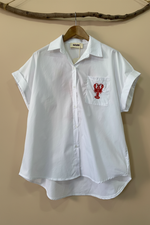 Load image in the gallery viewer,Camisa lagosta frente — fundo estúdio bege
