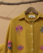 Carregar imagem no visualizador da galeria, Camisa mostarda detalhe bordados
