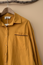 Load image in the gallery viewer,Camisa Mustarda — Detalhe

