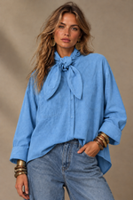 Carica l'immagine nel visualizzatore della galleria,Camisa num tom de azul ligeiramente mais claro
