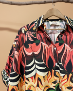 Carregar imagem no visualizador da galeria, Camisa oversized print gráfico tropical com fundo de estúdio bege - detalhe
