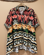 Carregar imagem no visualizador da galeria, Camisa oversized print gráfico tropical com fundo de estúdio bege - frontal
