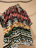 Carregar imagem no visualizador da galeria, Camisa oversized print gráfico tropical com fundo de estúdio bege - lateral
