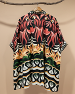 Carregar imagem no visualizador da galeria, Camisa oversized print gráfico tropical com fundo de estúdio bege - traseira
