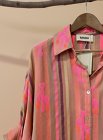 Carregar imagem no visualizador da galeria, Camisa oversized riscas bordadas com fundo de estúdio bege - detalhe
