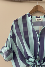 Carica l'immagine nel visualizzatore della galleria,Camisa riscas menta detalhe — fundo bege estúdio
