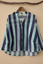 Carica l'immagine nel visualizzatore della galleria,Camisa riscas menta frente aberta — fundo bege estúdio
