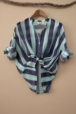 Carica l'immagine nel visualizzatore della galleria,Camisa riscas menta frente nó — fundo bege estúdio
