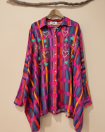 Cargue la imagen en el visor de la galería,Camisa riscas multicolor frontal com fundo de estúdio
