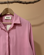Carica l'immagine nel visualizzatore della galleria,Camisa rosa com fundo bege estúdio - detalhe gola
