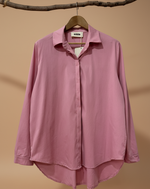 Carica l'immagine nel visualizzatore della galleria,Camisa rosa com fundo bege estúdio - vista frontal
