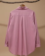 Carica l'immagine nel visualizzatore della galleria,Camisa rosa com fundo bege estúdio - vista traseira
