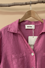 Carregar imagem no visualizador da galeria, Camisa Rosa - Detalhe
