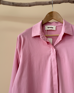 Carregar imagem no visualizador da galeria, Camisa rosa detalhe
